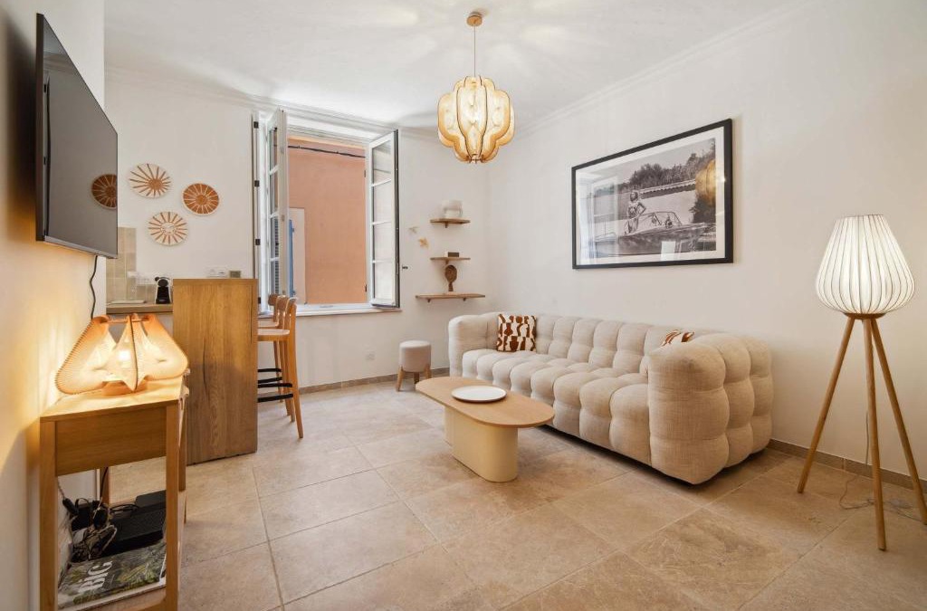 Old Town Apartment | Petit Saint-Jean l Old Village l Shellter Rentals