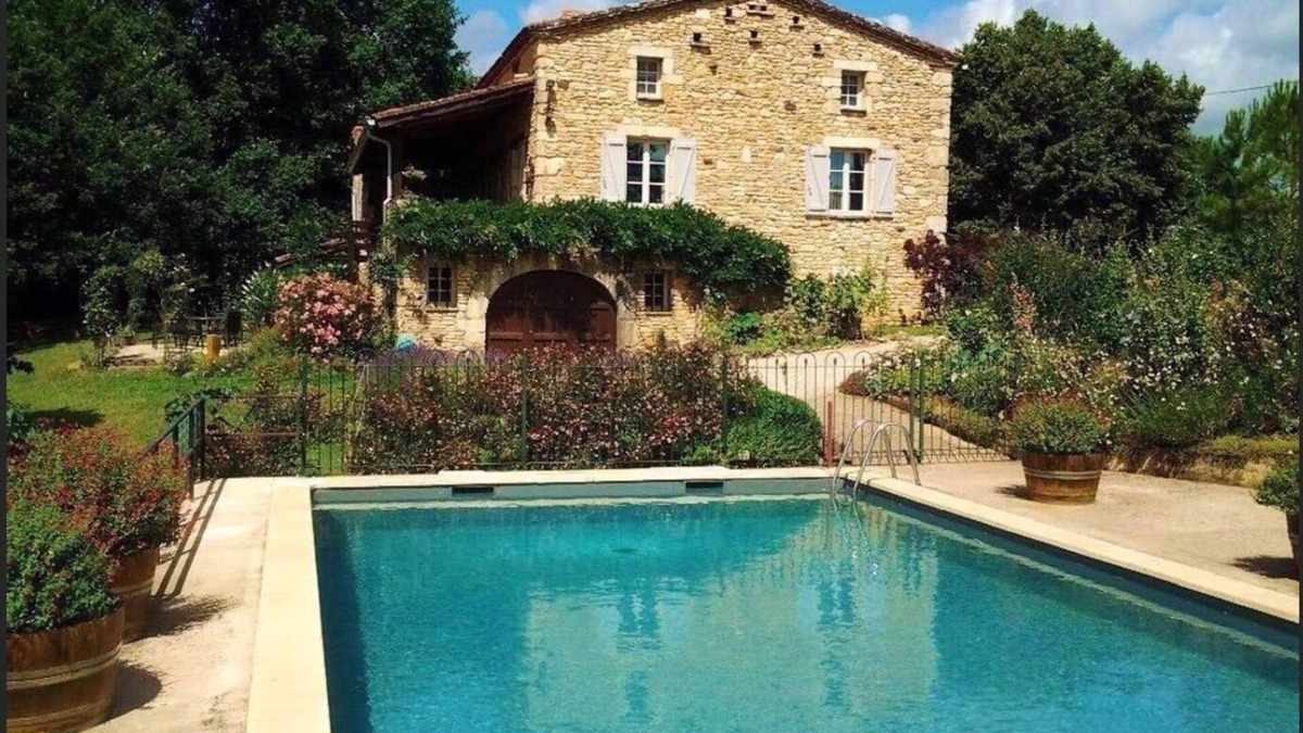 Puy-l'Eveque House | Petit Vue Vert - One Bedroom Gite with heated pool on edge of medieval village