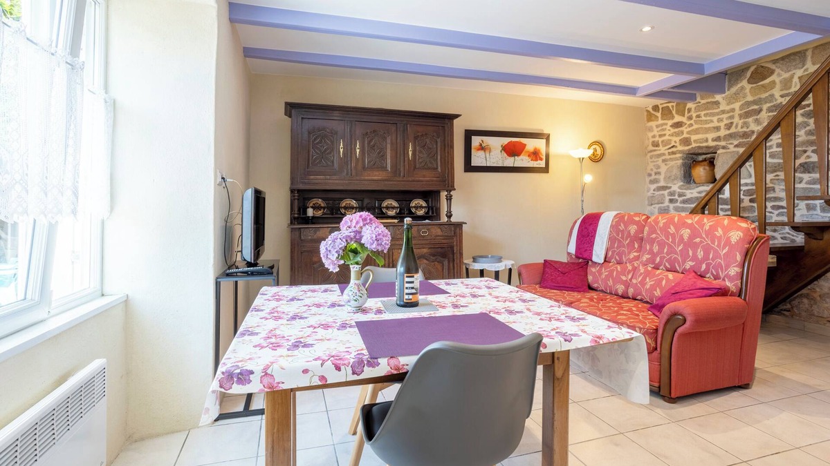 Mahalon Cottage | Petite house 'Glycine, Kerantum' with shared garden and Wi-Fi