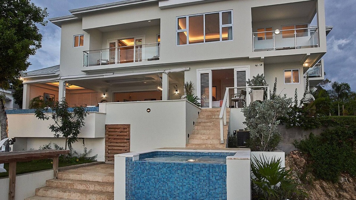Runaway Bay Villa | Petite Paradise - 4 Bedroom Luxury Villa with Private Beach