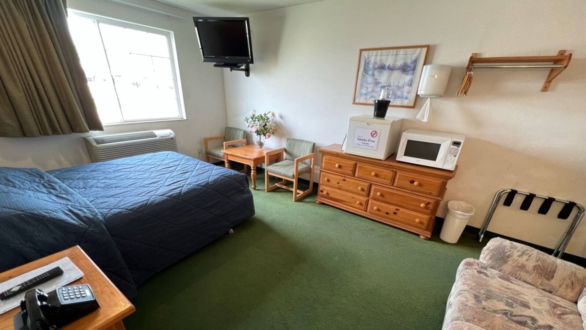 Renault Bed & Breakfast | Petite Queen Economy Room in a Friendly Town!