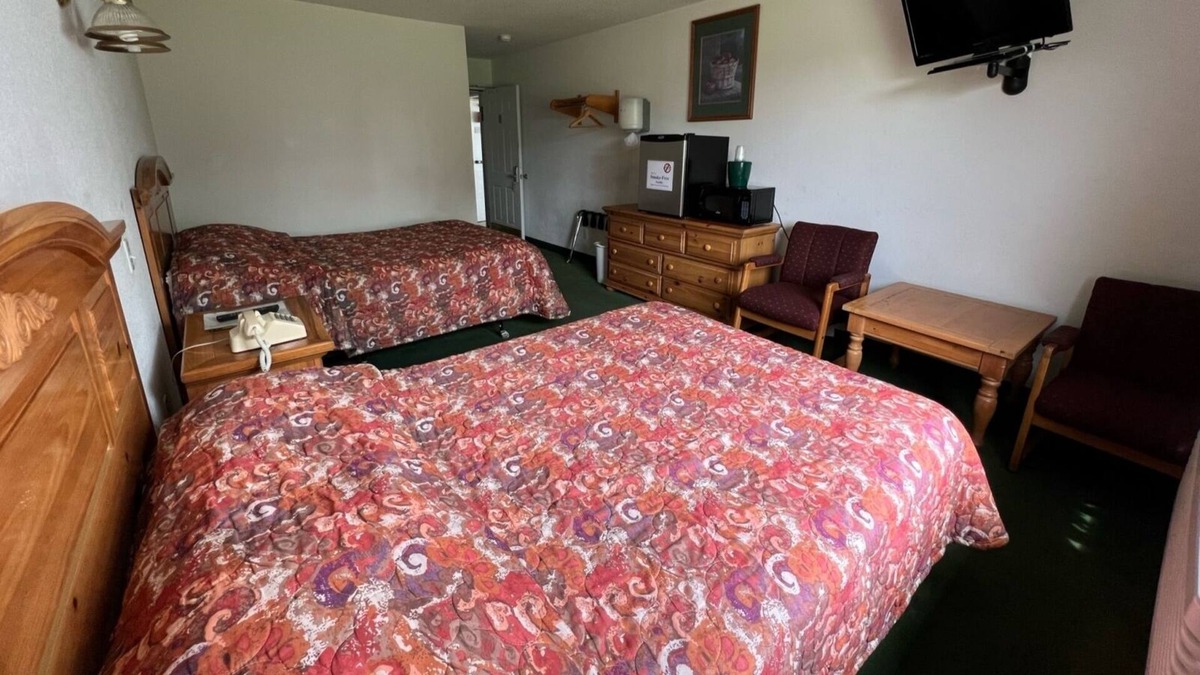 Red Bud Bed & Breakfast | Petite Queen + Full Basic Room with Free Breakfast