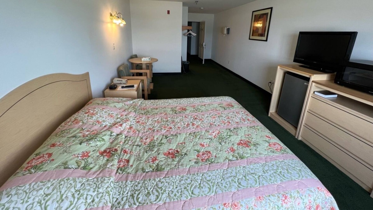 Red Bud Bed & Breakfast | Petite Queen Suite with Free Parking!