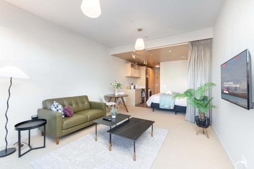 Petone Apartment | Petone Studio - Balcony Bath Tub Sleeps 2