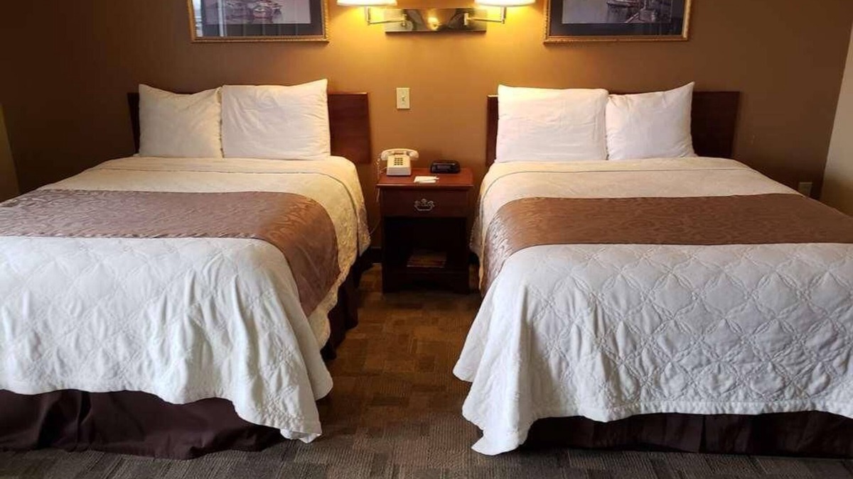 Aberdeen Hotel | Pets are Welcome! w/FREE Breakfast & Parking, Close to Peels Slough!