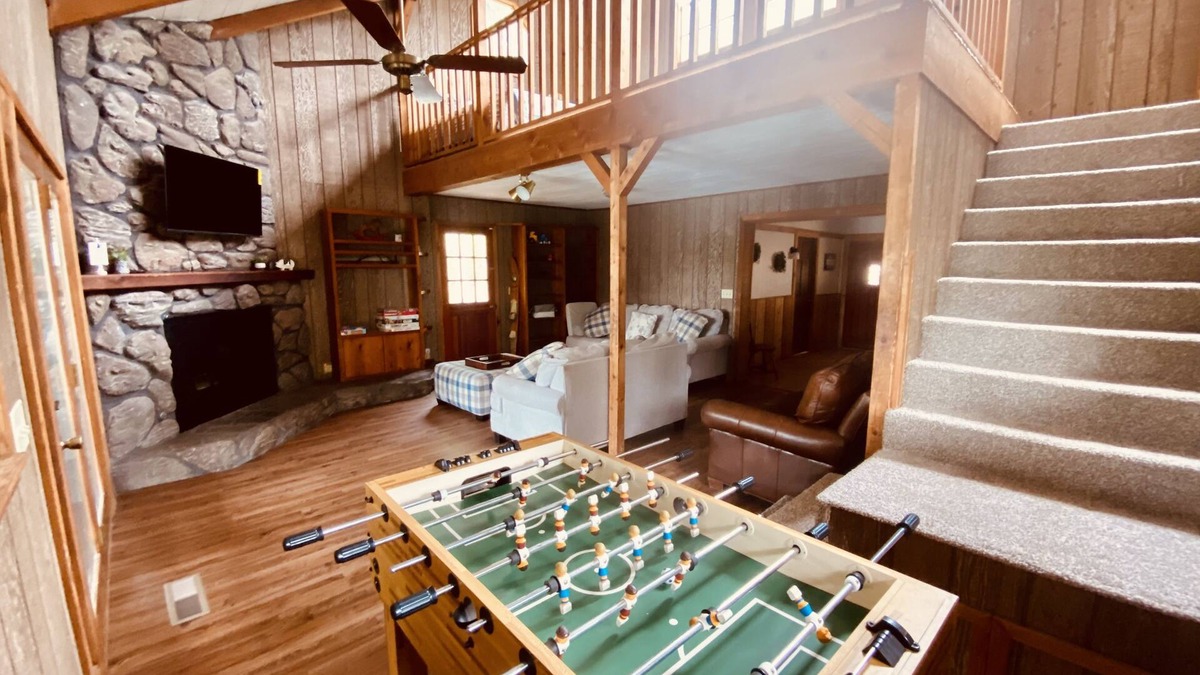 Stemley Cabin | Pets/Kids love the Jacuzzi @ Large Lakeside Cabin