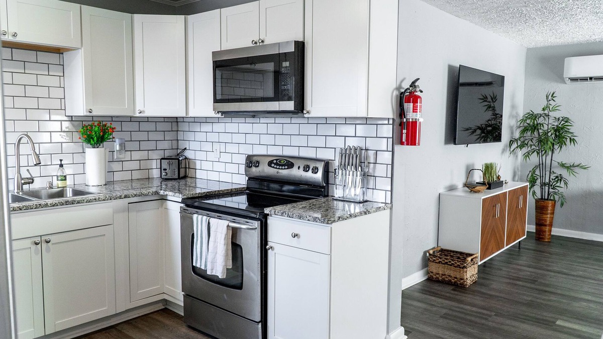 Lakeshore South House | Pets, King bed, St Johns Terrace Close to Downtown