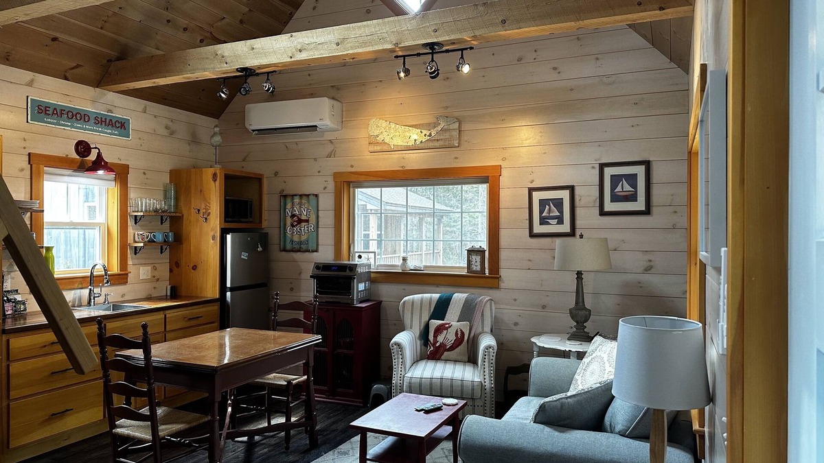 Bristol Cottage | Pets Stay Free! 3 Modern Cottages, w/Heat & AC, 1st flr King & Stand-up Loft