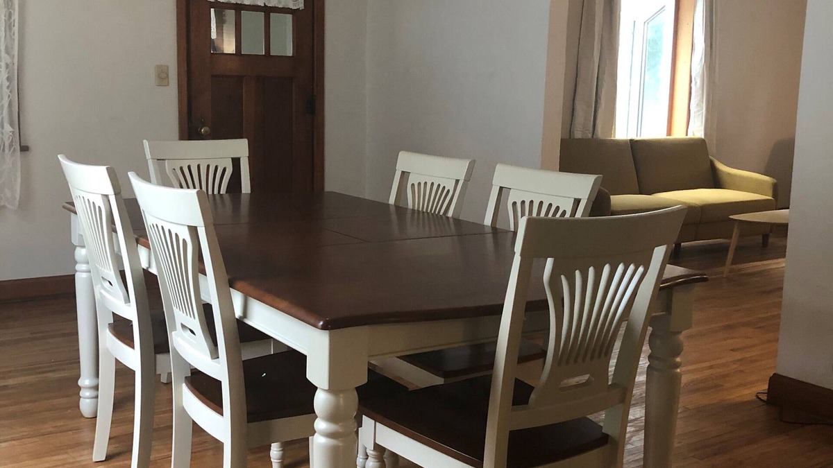 Pocahontas House | Pets welcome. Sleeps 7. Pocahontas. Wifi and Air Conditioning
