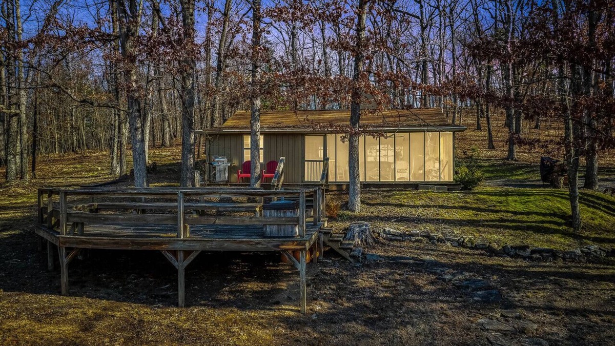 Berkeley Springs Cabin | Pets | Wifi | Pond | Fireplace | Deck | Grill | Screen Porch |Private