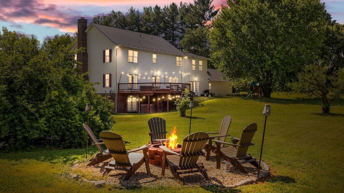 Lakeview House | Pets? YES! Hot Tub ★ Gym ★ Firepit ★ Game Room ★ Path to Winery