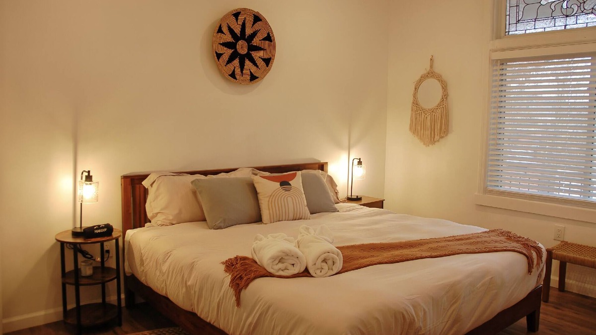 East Liberty Apartment | PGH Delight - 2B/1B, ALL NEW w/Free Street Parking, Perfect for family vacation