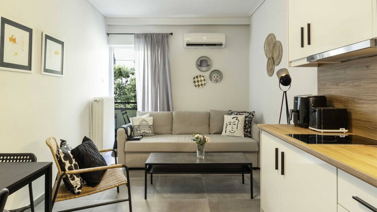 Exarhia Apartment | Phaedrus Living: Modern Cityscape flat