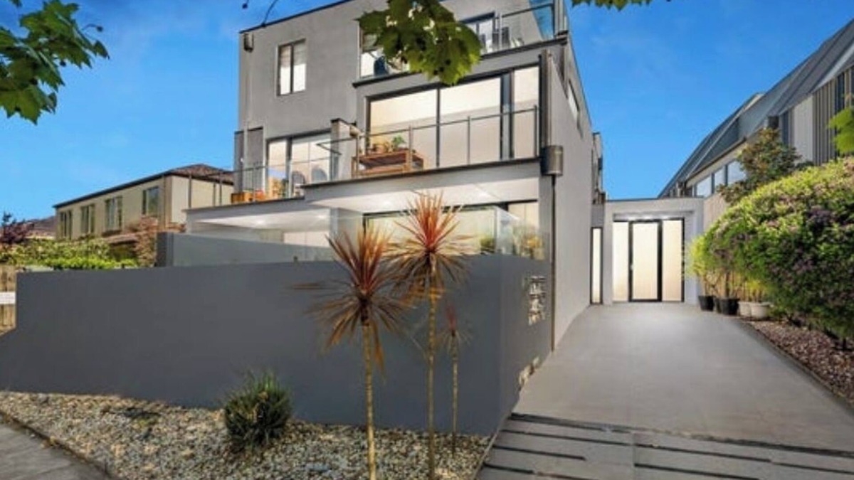 Caulfield North Apartment | Pharaoh’s Retreat in leafy Caulfield