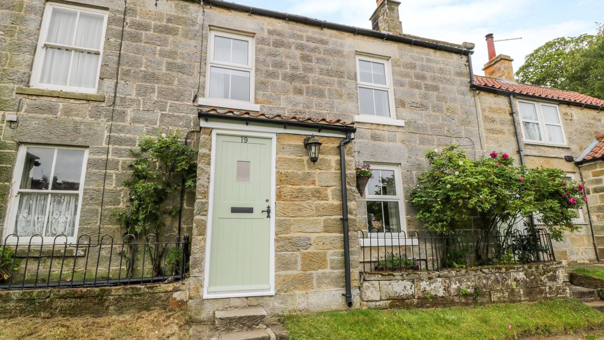 Ainthorpe Cottage | PHEASANT COTTAGE, character holiday cottage, with open fire in Danby