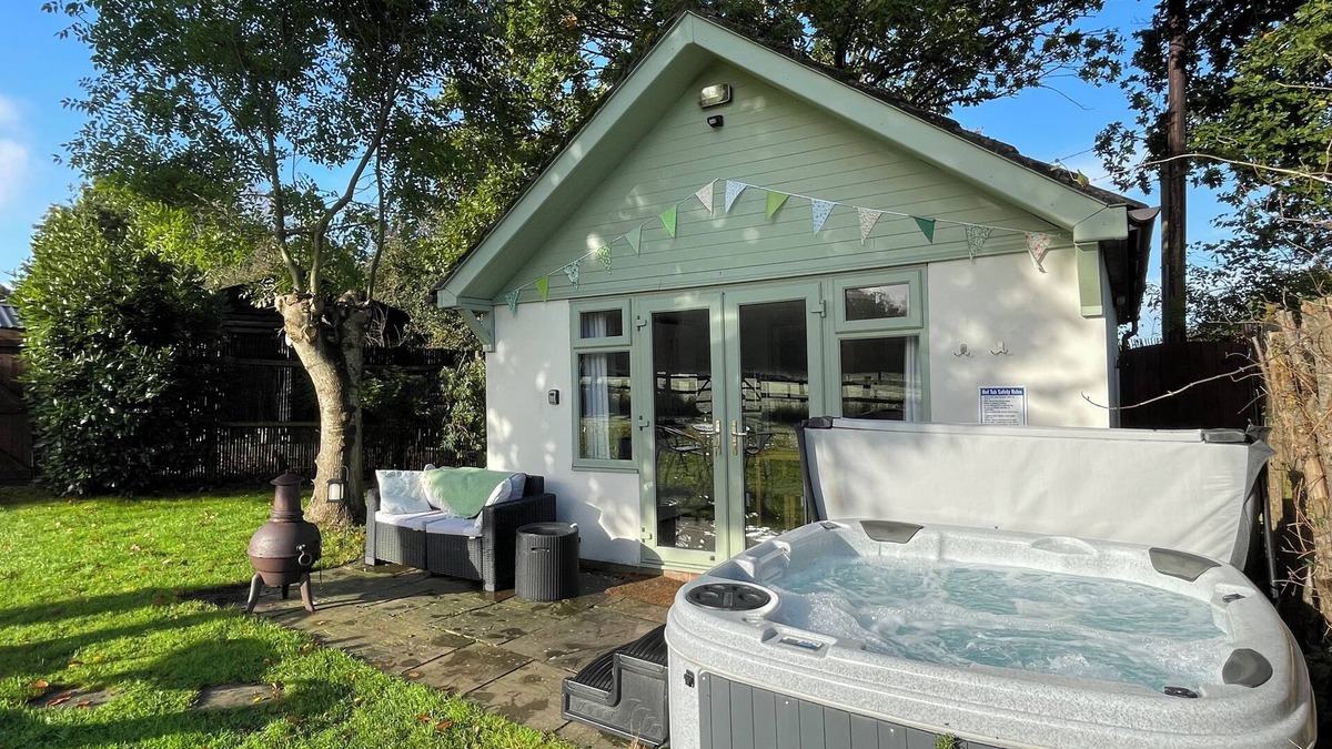 Wimborne Cottage | PHEASANT LODGE, romantic, with hot tub in Wimborne Minster