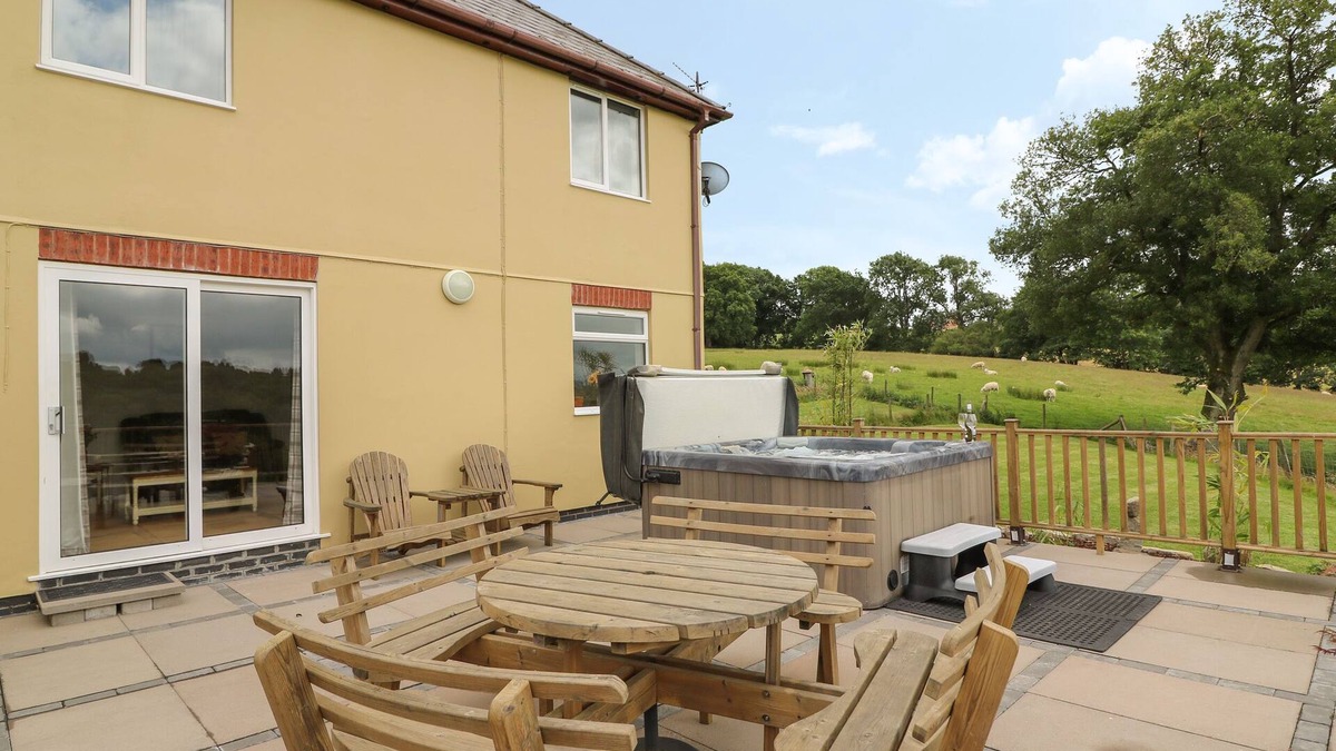 Disserth and Trecoed Cottage | PHEASANT WOOD, family friendly, with hot tub in Howey