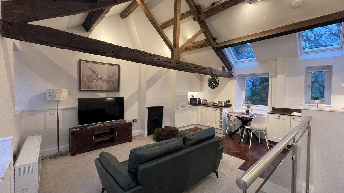 Almondbury House | Pheasants crossing - quiet luxurious country cottage
