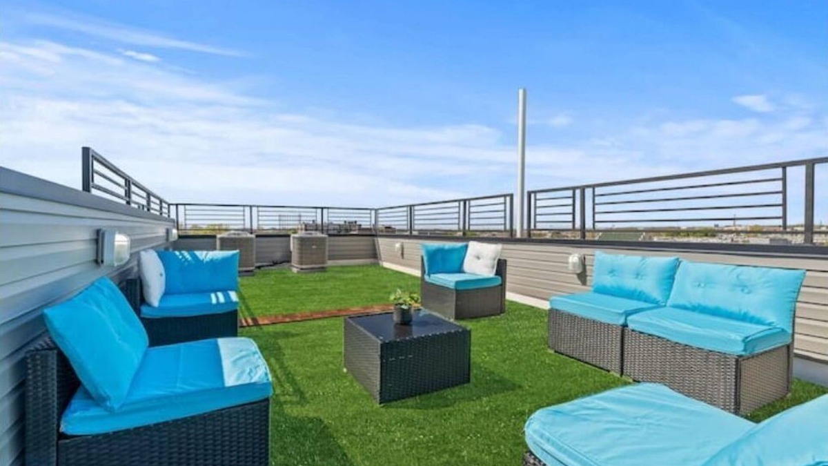 South Philadelphia Apartment | Philly Skyline View Home w/Hot Tub & Games