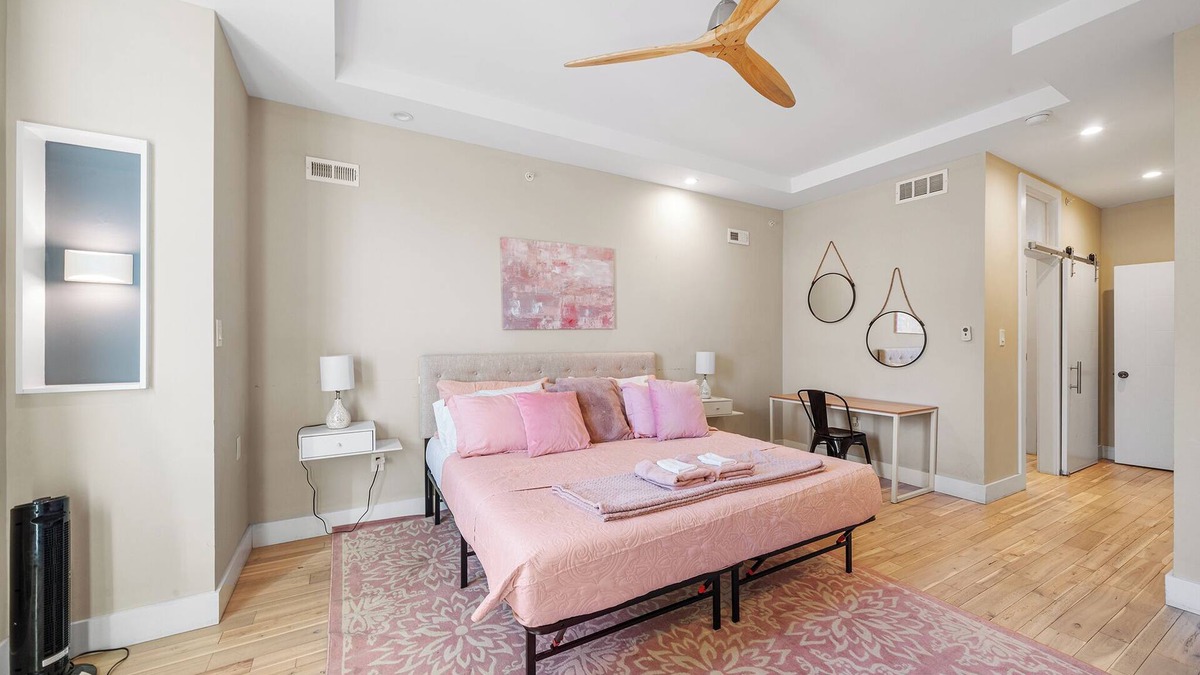 South Philadelphia House | Philly skyline with rooftop jacuzzi
