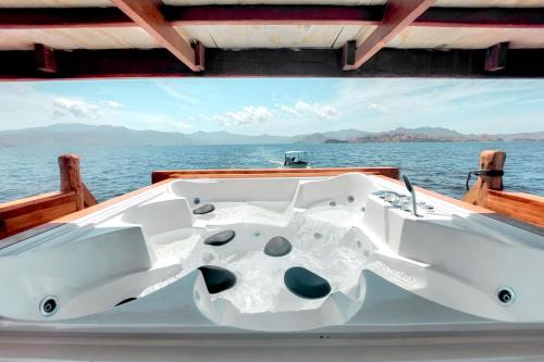 West Manggarai Boat Rental | Phinisi Open Trip Komodo 3 days 2 Night