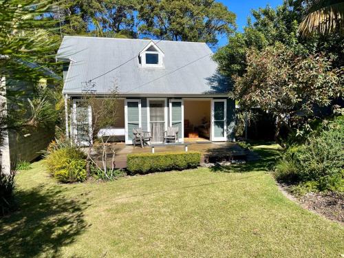 Hyams Beach House | Phinneys Holiday Cottage100 m to Hyams Beach - Free Wifi
