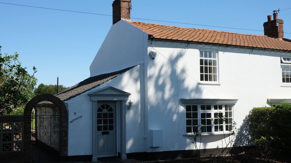 Reedham Cottage | PHLOXHAVEN, pet friendly, with open fire in Reedham