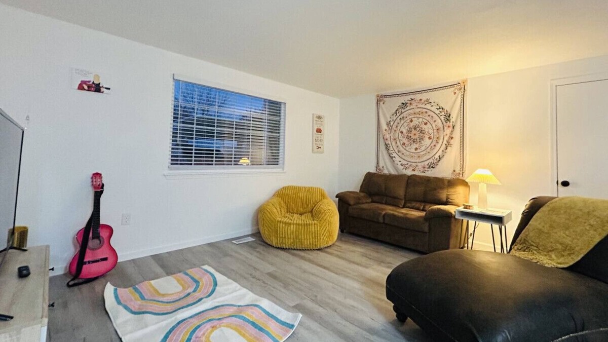 Hillcrest Apartment | Phoebe's Place - A Friends' Inspired Escape