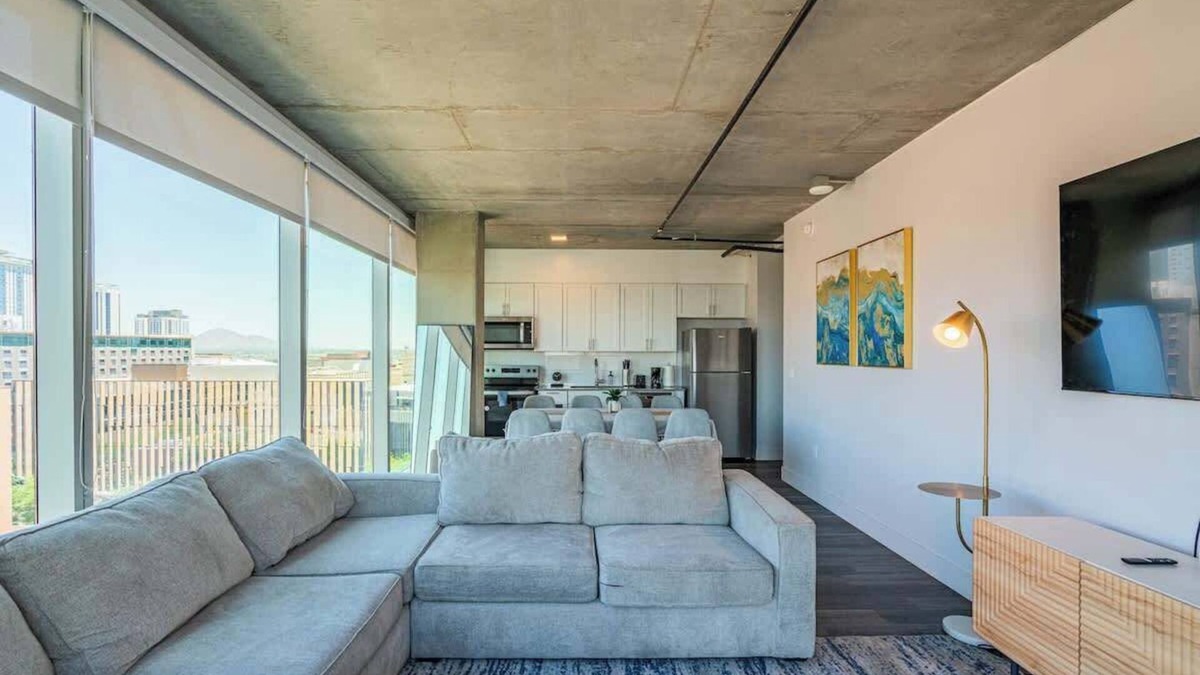 Downtown Phoenix Apartment | Phoenix Getaway+3BR+75"SmartTV+Pool+Downtown+Gym