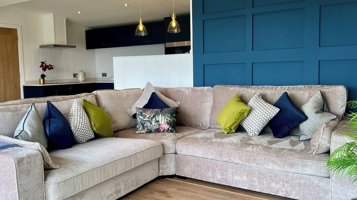Hawton Cabin | Phoenix Lodge - 2 ensuite bedrooms, lakeside view