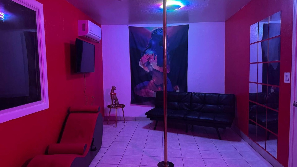 Maryvale Apartment | Phoenix Red Room for Couples