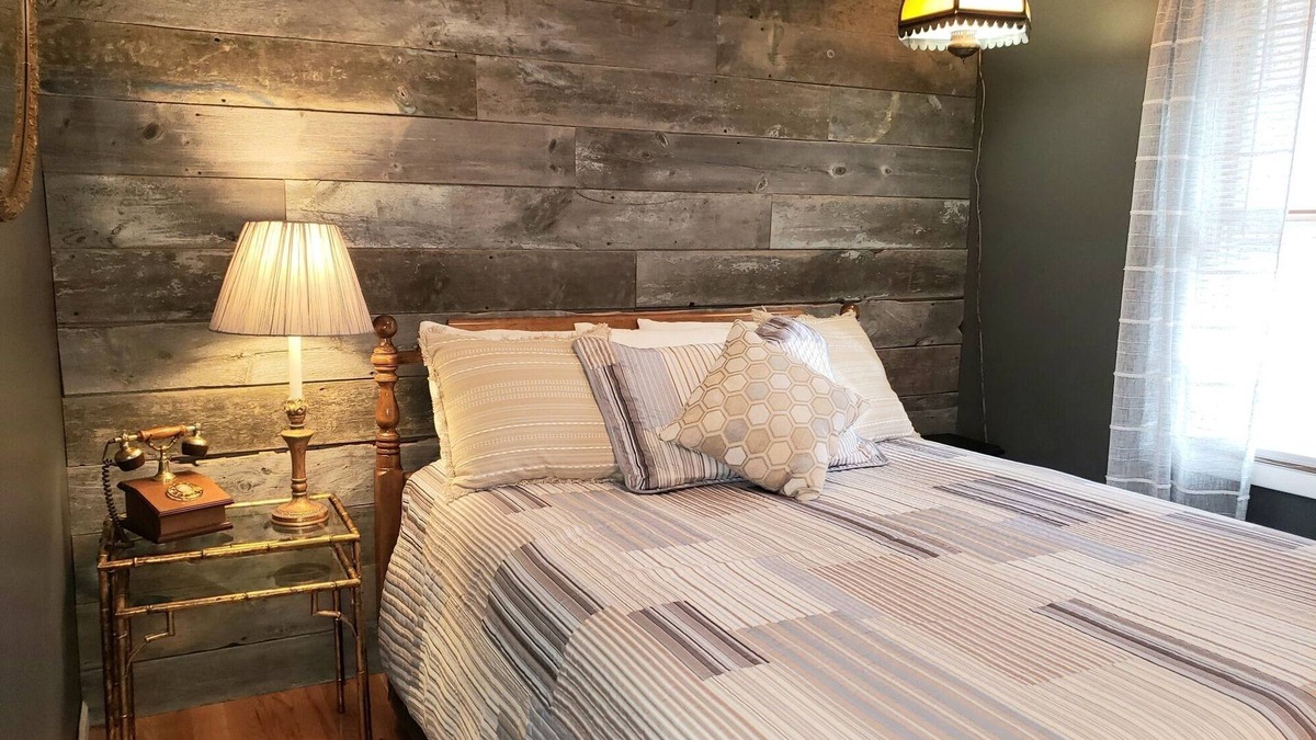Newaygo Apartment | Phone Booth Room at Newaygo Bed & Breakfast