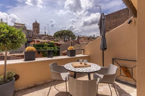 Trastevere Apartment | Piazza dei Renzi Trastevere building 4 bedroom with terrace