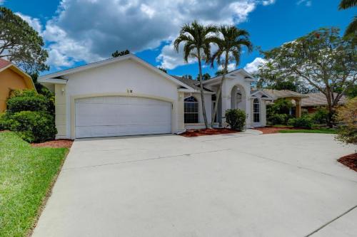 Crown Pointe House | Piccadilly Beach House - Beautiful Updated Home, Private Pool, Minutes from Downtown 5th Ave & Beaches!