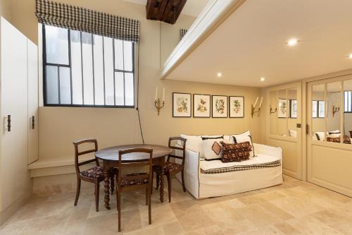 Saint-Thomas-d'Aquin Apartment | Pick A Flat's House in Saint-Germain des Près - Impasse Paul Louis Courier