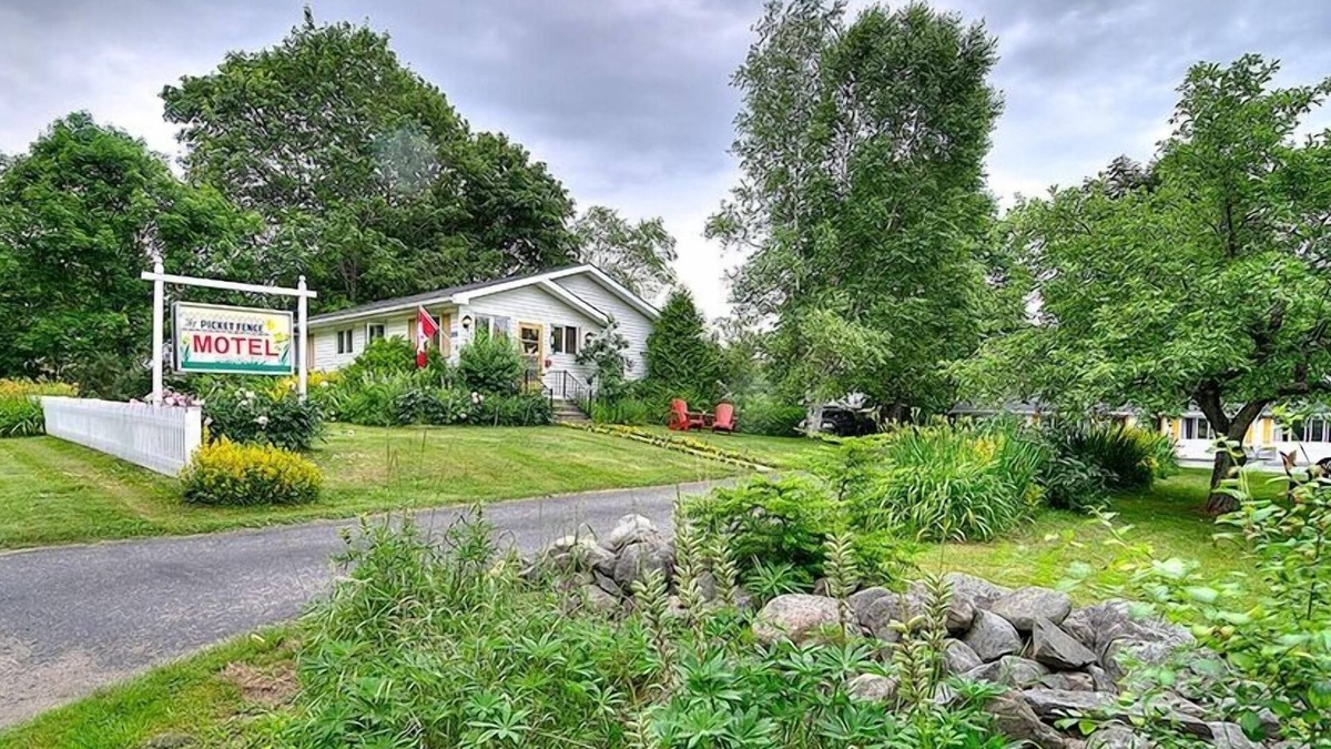 St. Andrews Hotel | Picket Fence Motel