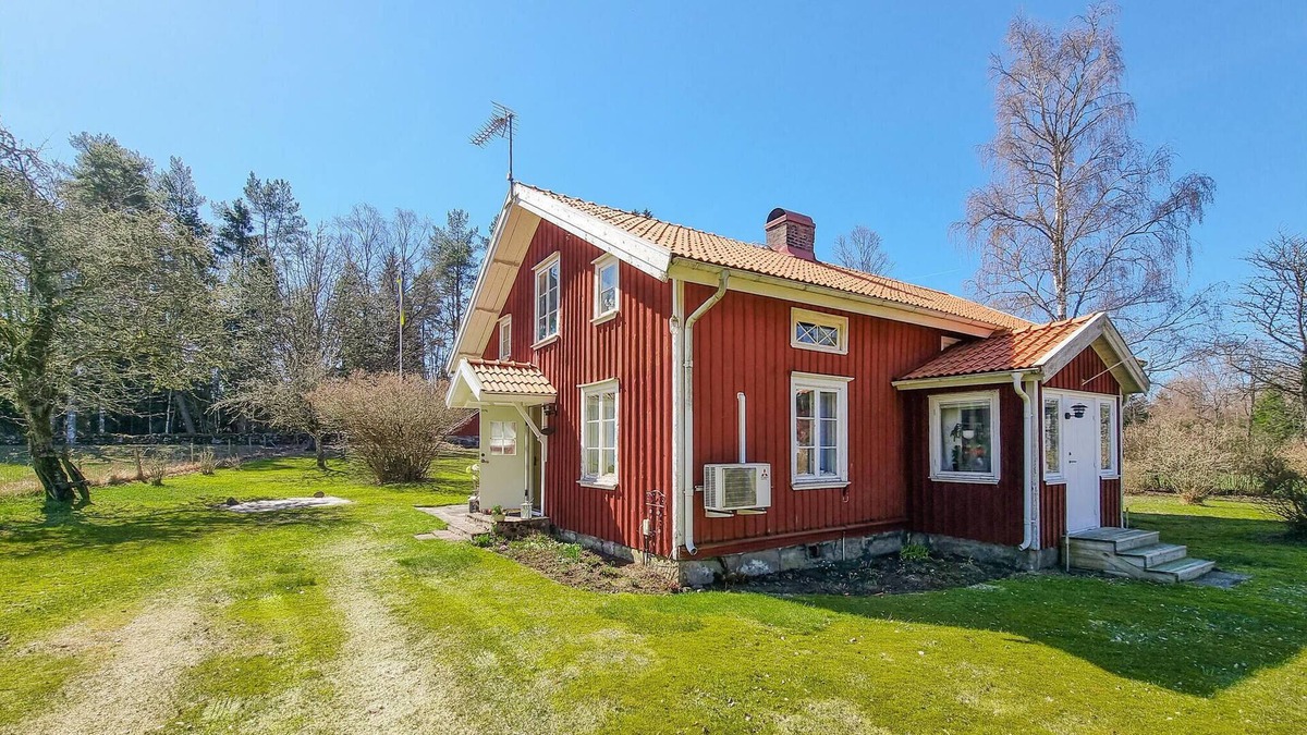 Herrljunga Municipality House | Picking berries and mushrooms in beautiful forests
