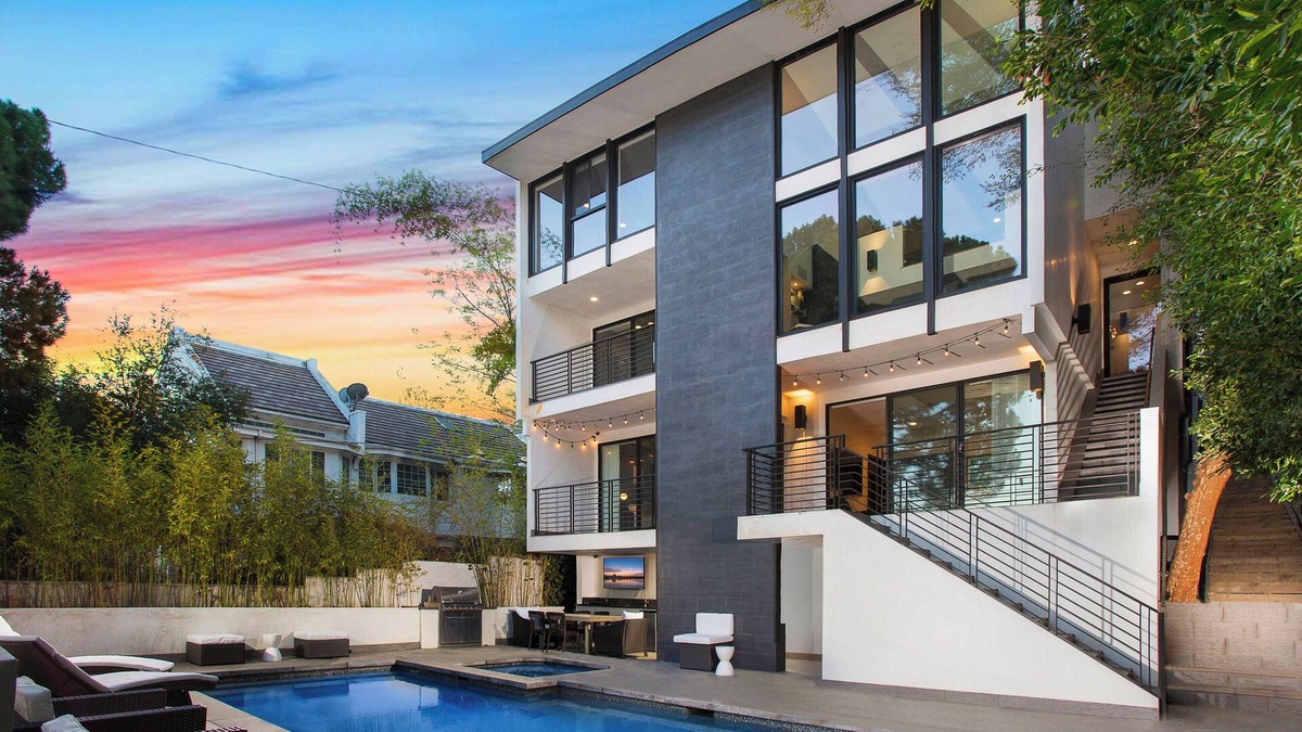 Sherman Oaks House | Pickleball, basketball court 5 bedroom Estate