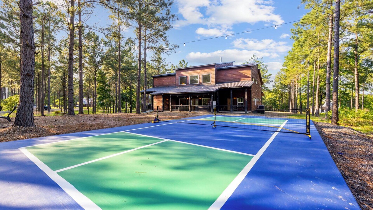 Broken Bow Cabin | Pickleball/Bowling/MiniGolf/Sauna/7 Beds Sleeps31!