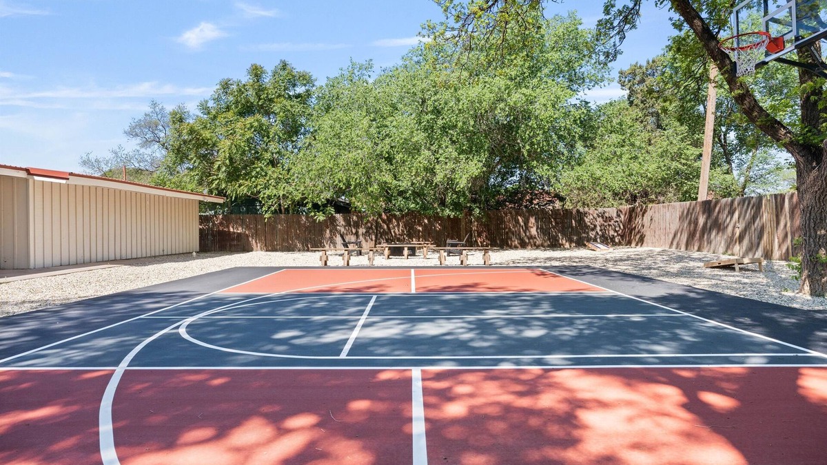 Lubbock House | Pickleball Court House Close to Tech and Hospitals