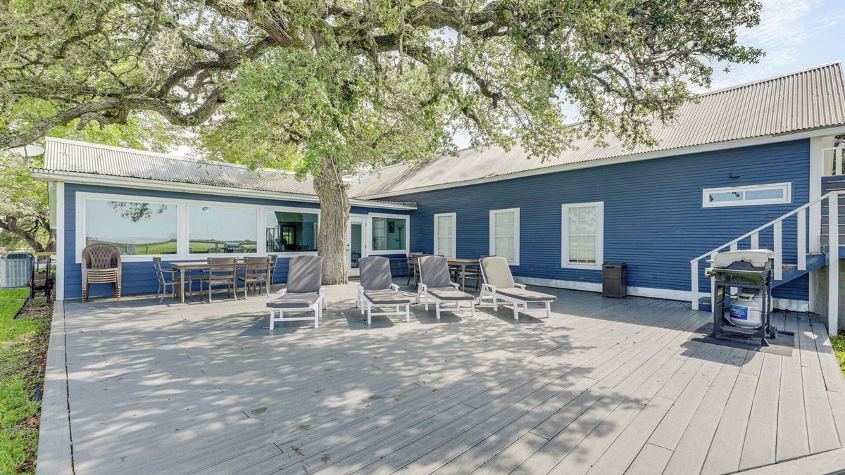 Schulenburg House | Pickleball Court & Pool: Schulenburg Farmhouse