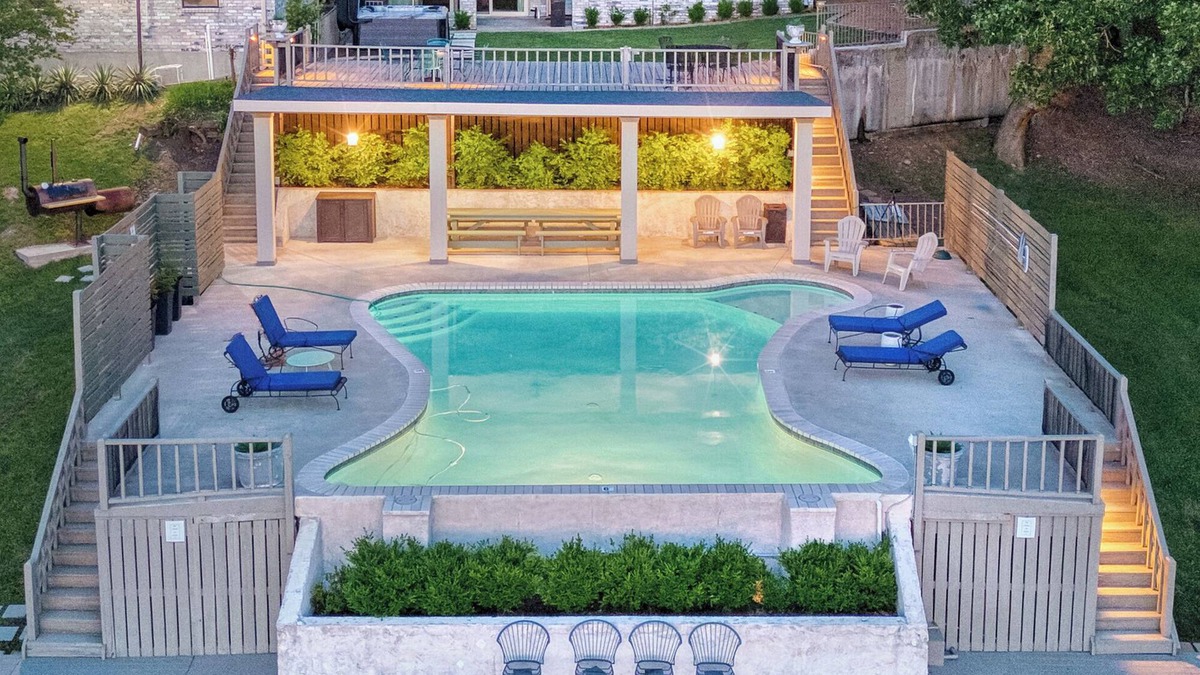 Dogwood House | Pickleball Lake Resort ~Hot Tub ~Dock ~Pool ~Kayaks ~Luxurious