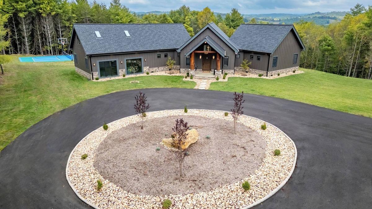 Floyd Cabin | Pickleball Lodge/Hot Tub + Fire Pit Sleeps 10