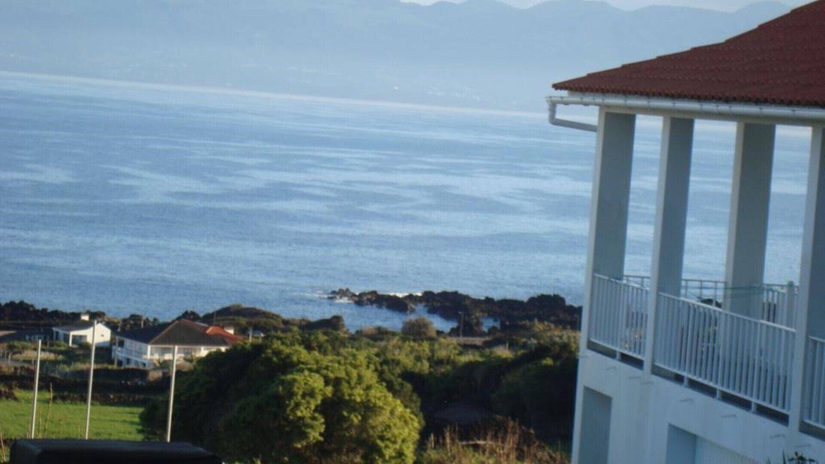 Cais do Pico House | PICO Hollidays Rentals- Mountain and sea view for families or groups