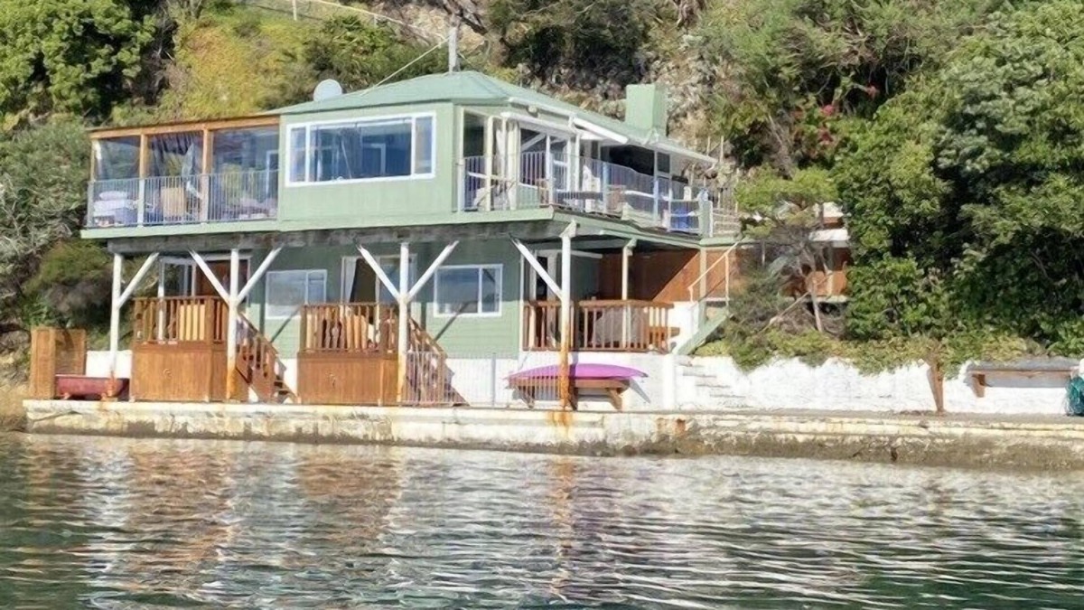 Waikawa Bay House | Picton beach front kiwi bach