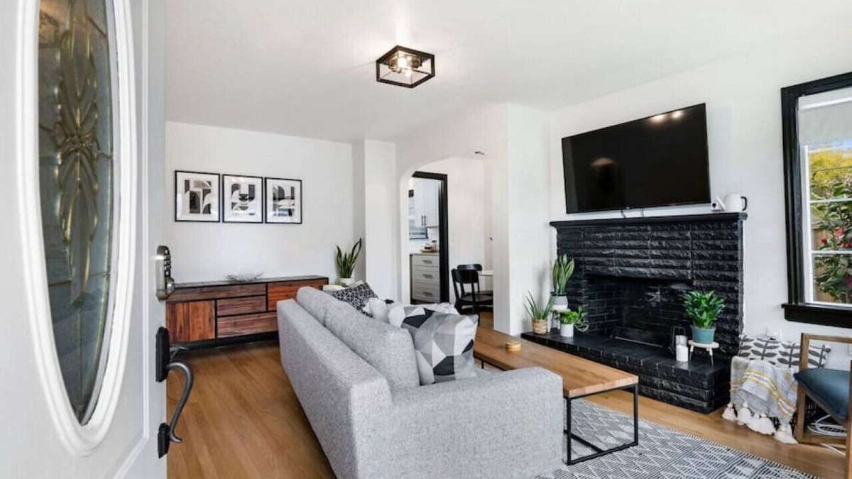 Arnada House | Picture Perfect Bungalow in the ❤ of DT Vancouver!