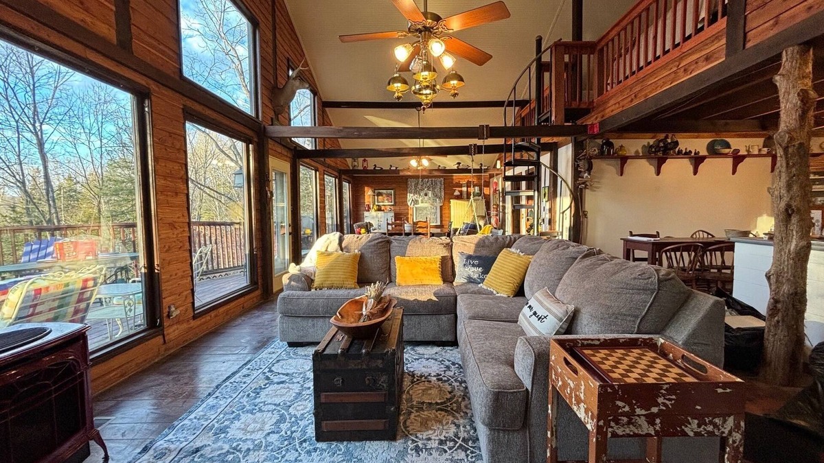 Chaplin Cabin | Picture perfect fall views, trail, On Lake, Kayaks & Canoe - Bourbon Trail