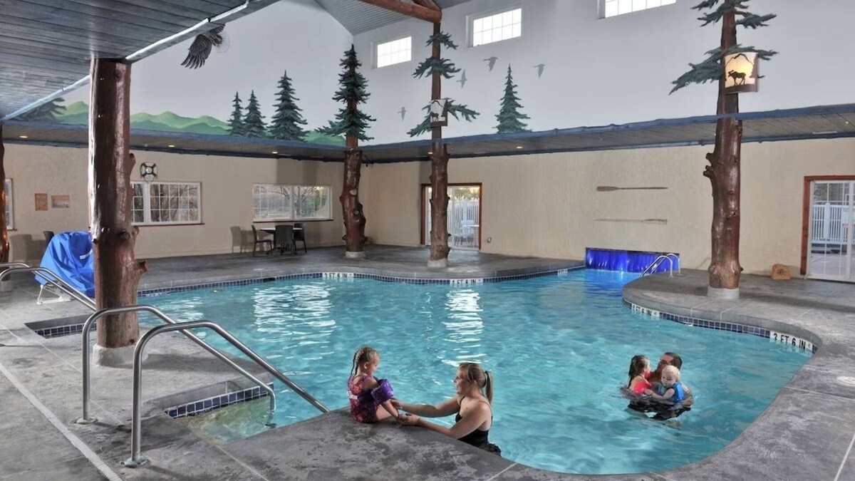 Onalaska Hotel | Picture-Perfect Lodge Stay with On-Site Laundry & 2 Pools! | 2 Units