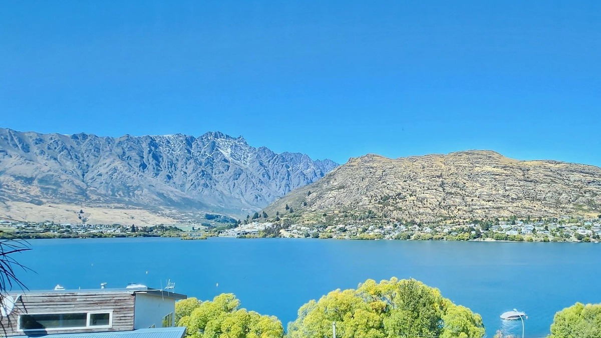 Frankton House | Picture Perfect - Queenstown Holiday Home