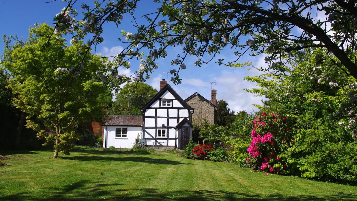 Yarpole Cottage | Picturesque Black And White Cottage